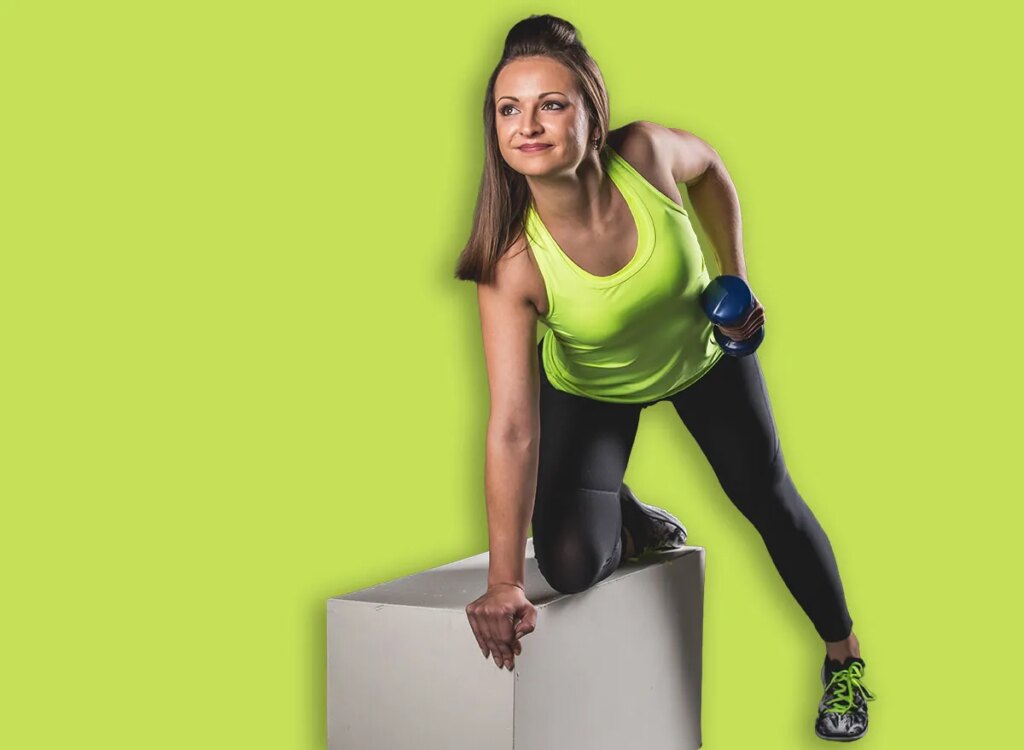 woman single arm dumbbell row exercise 2557164007.jpg